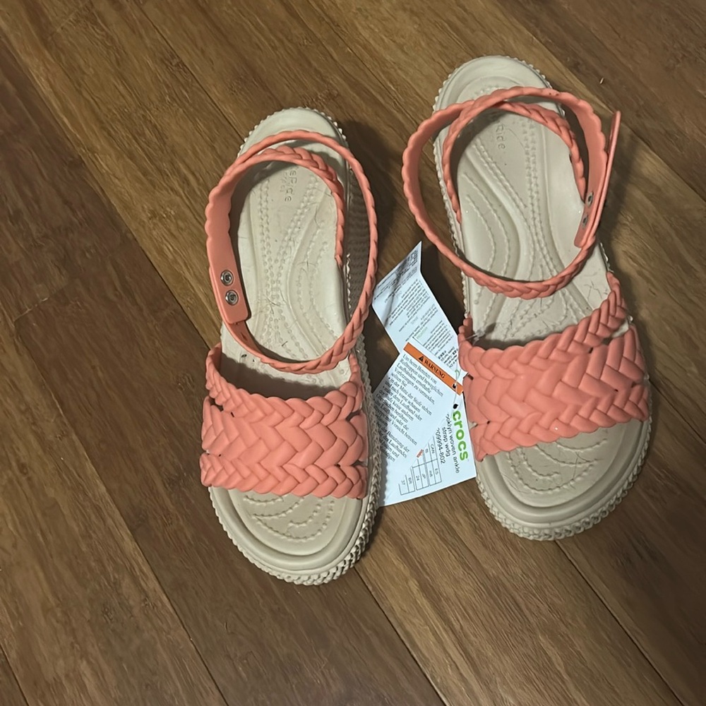 Coral NWT  women’s Croc sandals size 8 - Picture 7 of 7
